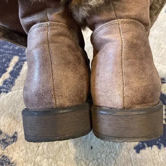 Candies cahoot Brown boots with Faux Fur Foldable Sides. Size 9.5. Rubber soles. - Picture 8 of 11